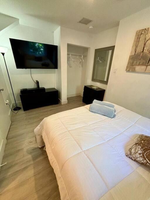 Quiet & Centrally Located House - Private Parking, Laundry And Storage For Luggage ไมอามี ภายนอก รูปภาพ